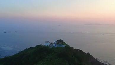 航拍清晨飞越海岛及出海渔船视频的预览图